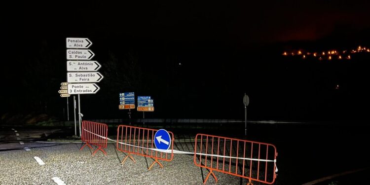 Estradas encerradas ao trânsito devido a deslizamentos de terra