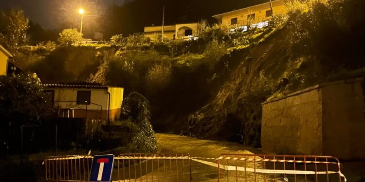 Estradas encerradas ao trânsito devido a deslizamentos de terra
