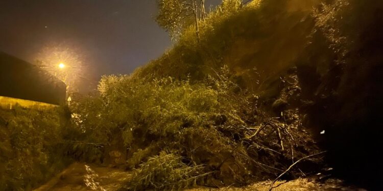 Estradas encerradas ao trânsito devido a deslizamentos de terra