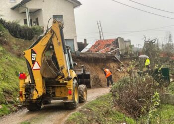 Estradas encerradas ao trânsito devido a deslizamentos de terra