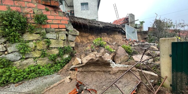 Estradas encerradas ao trânsito devido a deslizamentos de terra