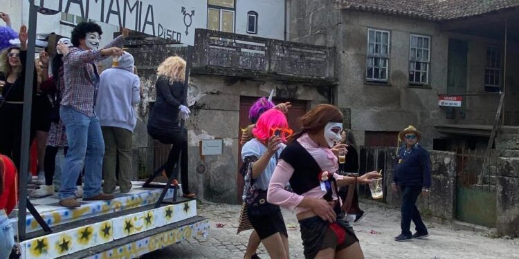 Carnavais de Lagares e Seixo da Beira regressaram com muita alegria e diversão