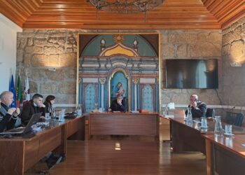 Vereadores da oposição abandonam reunião pública do executivo camarário depois de uma discussão acalorada envolvendo o mega agrupamento de escolas