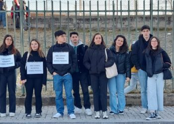 Alunos da Escola Secundária de Oliveira do Hospital manifestaram-se em solidariedade com a luta dos professores