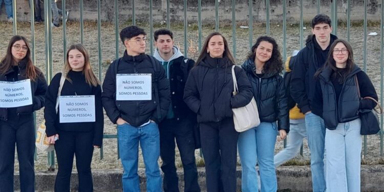 Alunos da Escola Secundária de Oliveira do Hospital manifestaram-se em solidariedade com a luta dos professores