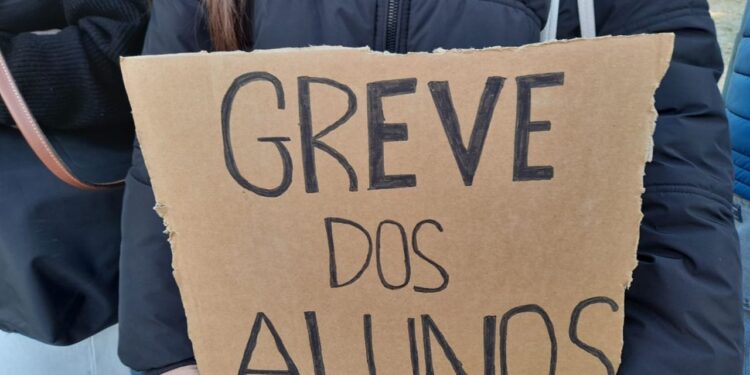 Alunos da Escola Secundária de Oliveira do Hospital manifestaram-se em solidariedade com a luta dos professores