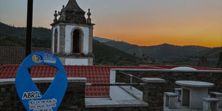 Formação de “Laço Azul Humano” encerrou Campanha Contra os Maus-Tratos na Infância, promovida em abril pela CPCJ e o Município de Oliveira do Hospital