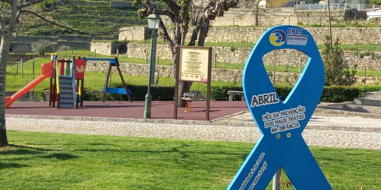 Formação de “Laço Azul Humano” encerrou Campanha Contra os Maus-Tratos na Infância, promovida em abril pela CPCJ e o Município de Oliveira do Hospital