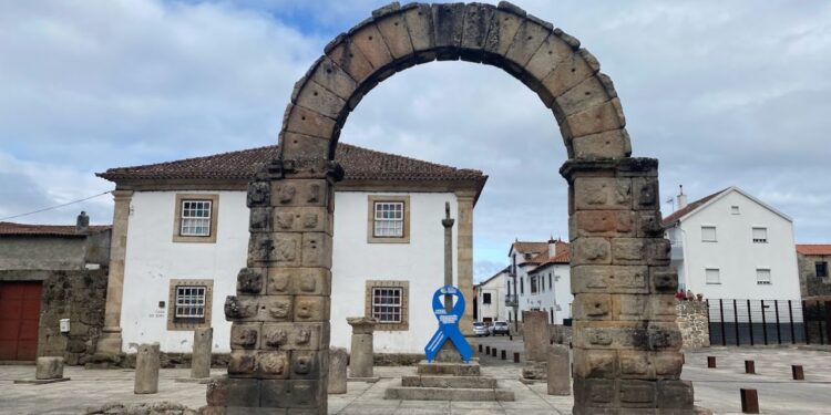 Formação de “Laço Azul Humano” encerrou Campanha Contra os Maus-Tratos na Infância, promovida em abril pela CPCJ e o Município de Oliveira do Hospital