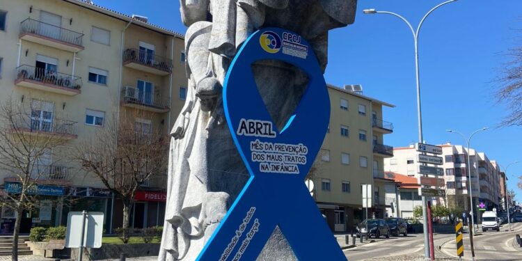 Formação de “Laço Azul Humano” encerrou Campanha Contra os Maus-Tratos na Infância, promovida em abril pela CPCJ e o Município de Oliveira do Hospital