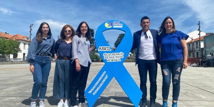Formação de “Laço Azul Humano” encerrou Campanha Contra os Maus-Tratos na Infância, promovida em abril pela CPCJ e o Município de Oliveira do Hospital