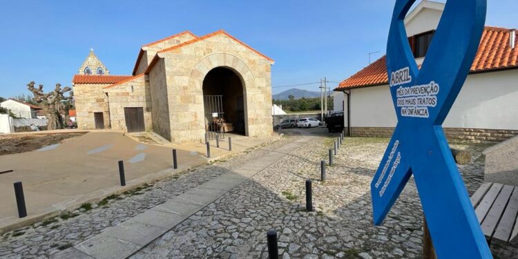 Formação de “Laço Azul Humano” encerrou Campanha Contra os Maus-Tratos na Infância, promovida em abril pela CPCJ e o Município de Oliveira do Hospital