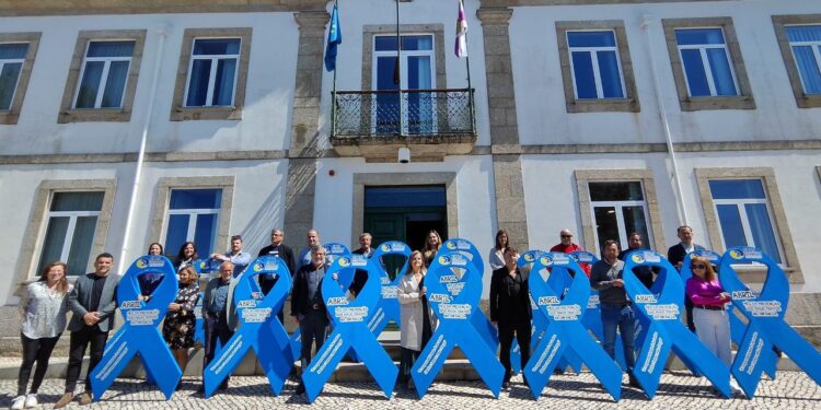 Formação de “Laço Azul Humano” encerrou Campanha Contra os Maus-Tratos na Infância, promovida em abril pela CPCJ e o Município de Oliveira do Hospital