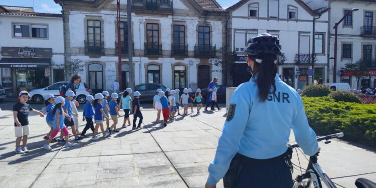 Formação de “Laço Azul Humano” encerrou Campanha Contra os Maus-Tratos na Infância, promovida em abril pela CPCJ e o Município de Oliveira do Hospital