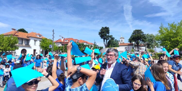 Formação de “Laço Azul Humano” encerrou Campanha Contra os Maus-Tratos na Infância, promovida em abril pela CPCJ e o Município de Oliveira do Hospital