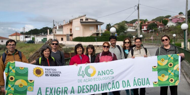 Verdes realizaram iniciativa em defesa do rio Cobral