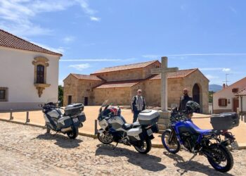 Passagem do Lés-a-Lés por Oliveira do Hospital traz milhares de motociclistas à Igreja Moçárabe de Lourosa