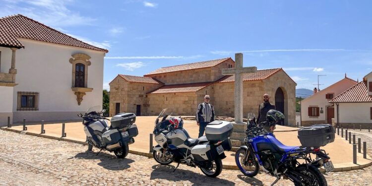 Passagem do Lés-a-Lés por Oliveira do Hospital traz milhares de motociclistas à Igreja Moçárabe de Lourosa