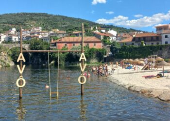 Baloiço dentro do rio Alva é o novo atrativo da Praia Fluvial de Avô