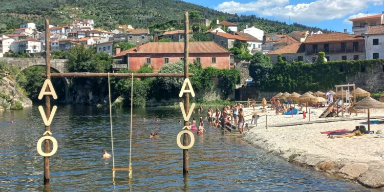 Baloiço dentro do rio Alva é o novo atrativo da Praia Fluvial de Avô