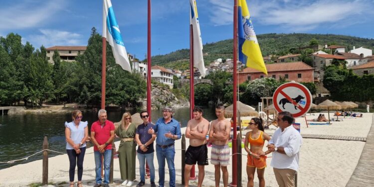 Baloiço dentro do rio Alva é o novo atrativo da Praia Fluvial de Avô