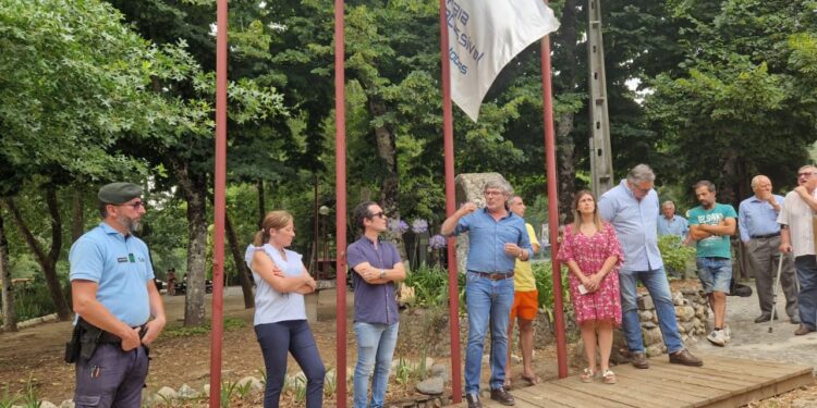 Baloiço dentro do rio Alva é o novo atrativo da Praia Fluvial de Avô
