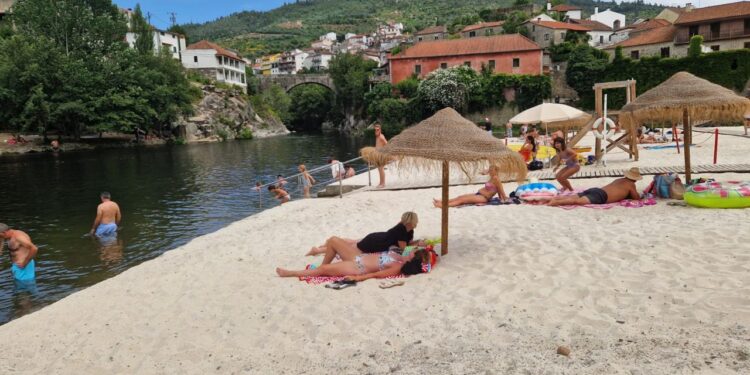 Baloiço dentro do rio Alva é o novo atrativo da Praia Fluvial de Avô
