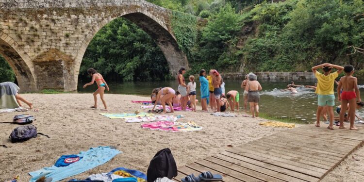 Baloiço dentro do rio Alva é o novo atrativo da Praia Fluvial de Avô