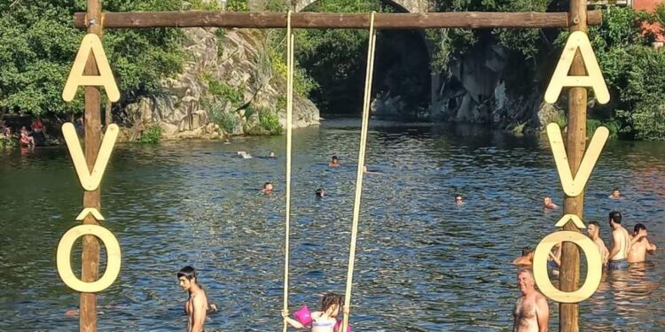Baloiço dentro do rio Alva é o novo atrativo da Praia Fluvial de Avô