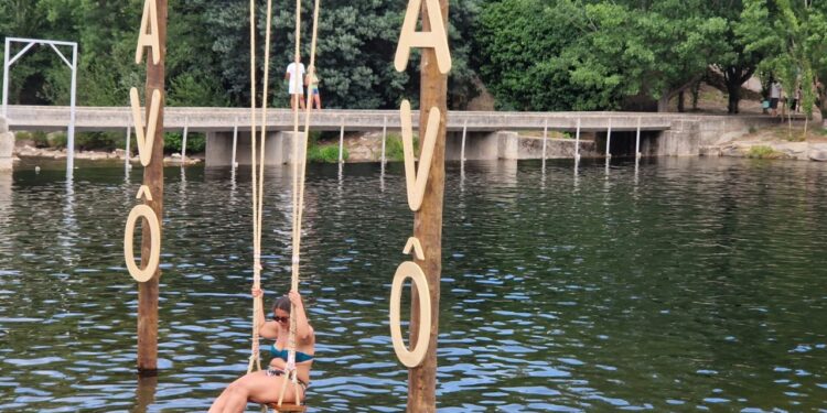 Baloiço dentro do rio Alva é o novo atrativo da Praia Fluvial de Avô