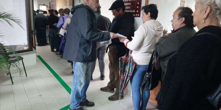 PCP contacta com utentes do Centro de Saúde em Oliveira do Hospital e depara-se com “extensas filas de espera”