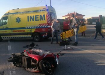 Mulher que conduzia motociclo gravemente ferida num acidente em Galizes que envolveu um pesado