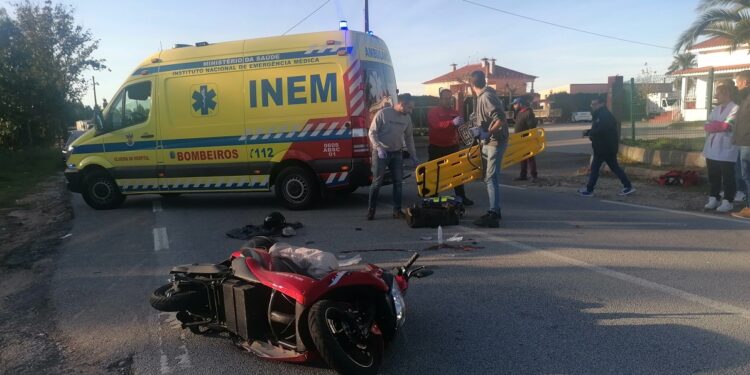 Mulher que conduzia motociclo gravemente ferida num acidente em Galizes que envolveu um pesado