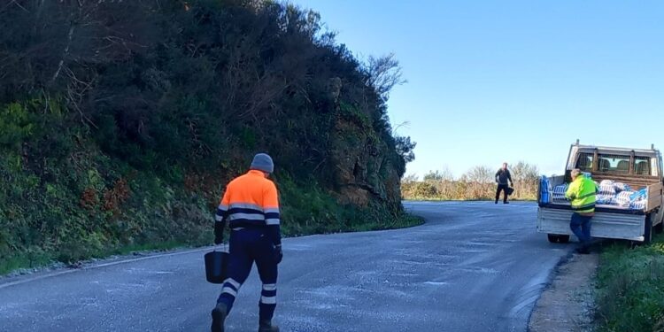Baixas temperaturas motivam colocação de sal nas estradas do Município de Oliveira do Hospital