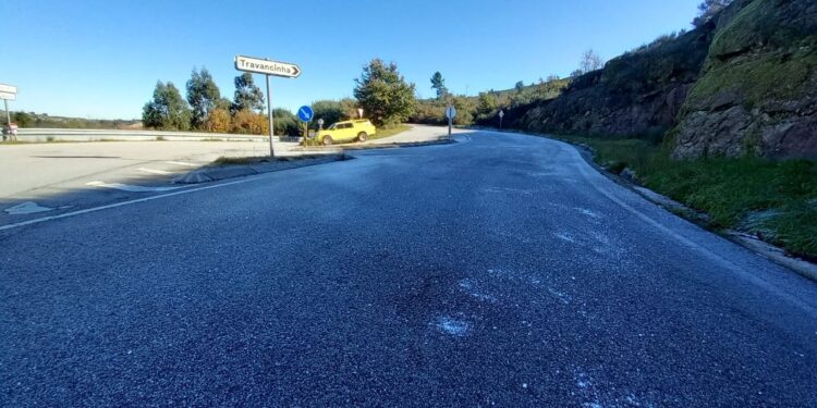 Baixas temperaturas motivam colocação de sal nas estradas do Município de Oliveira do Hospital