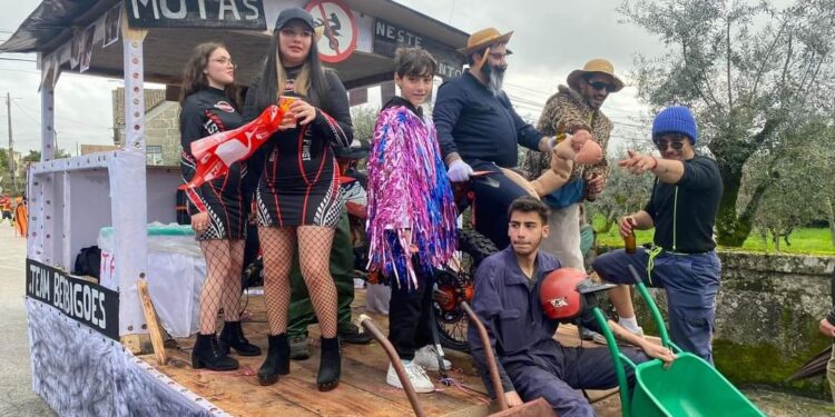 CARNAVAIS voltaram a sair à rua no Concelho de Oliveira do Hospital