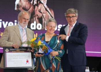 “É um grande exemplo. A sua dedicação à comunidade merece o nosso aplauso”