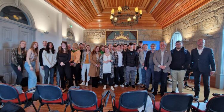 Alunos e professores de colégio holandês recebidos na Câmara Municipal