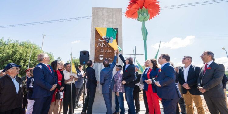 Cravo gigante perpetua os 50 anos do 25 de Abril em Tábua