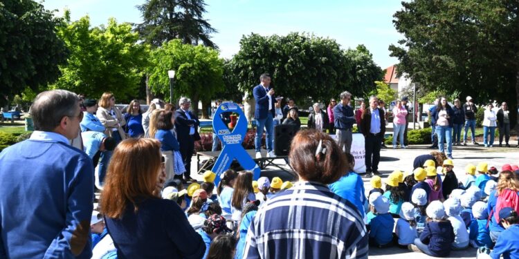 Município de Oliveira do Hospital assinala Campanha da CPCJ Contra Maus-Tratos na Infância com formação de laço humano
