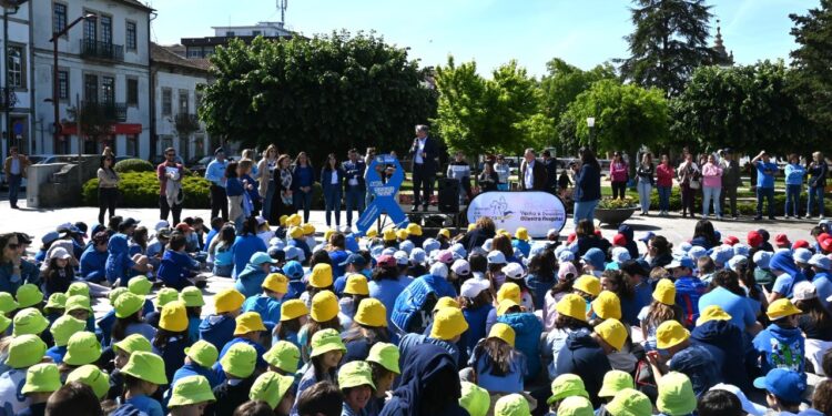Município de Oliveira do Hospital assinala Campanha da CPCJ Contra Maus-Tratos na Infância com formação de laço humano