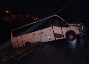 Autocarro desliza do estacionamento e cai em ribanceira em Avô