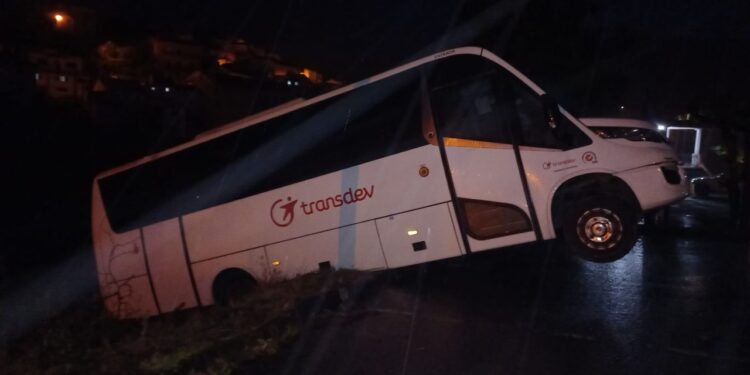 Autocarro desliza do estacionamento e cai em ribanceira em Avô