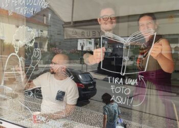 Ilustrador André Caetano embeleza Montras do Comércio Local na I Feira do Livro do Município de Tábua