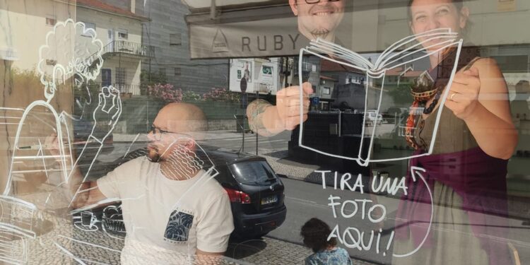 Ilustrador André Caetano embeleza Montras do Comércio Local na I Feira do Livro do Município de Tábua