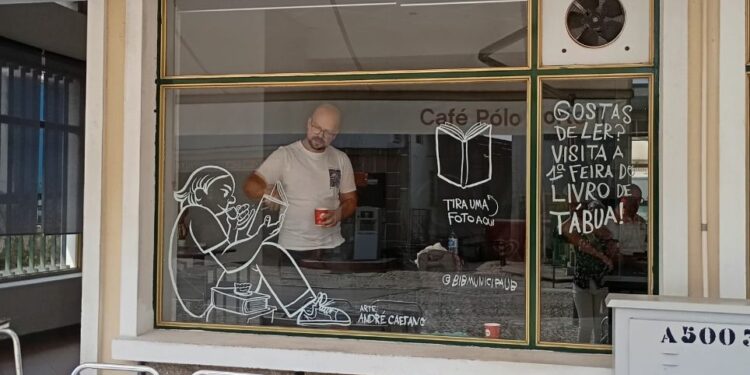 Ilustrador André Caetano embeleza Montras do Comércio Local na I Feira do Livro do Município de Tábua