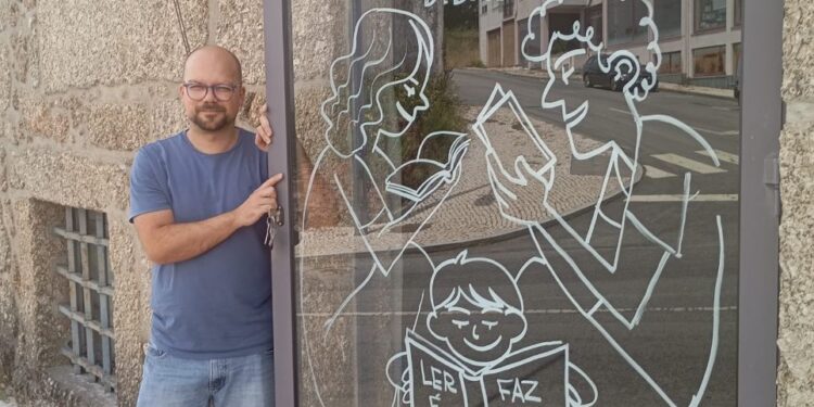 Ilustrador André Caetano embeleza Montras do Comércio Local na I Feira do Livro do Município de Tábua