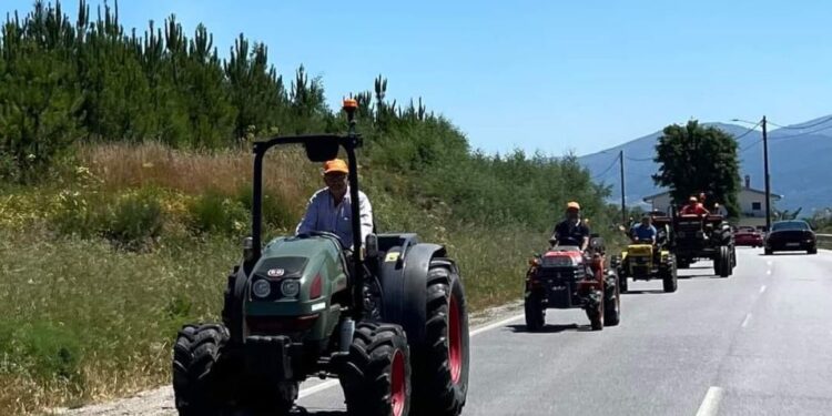 Mais de 40 tratores percorreram, este domingo, várias localidades do concelho