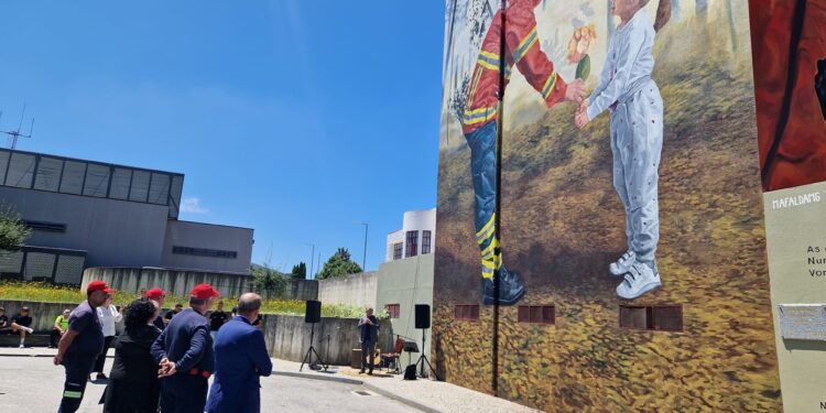 Mural em memória do grande incêndio de 15 de Outubro de 2017 não deixa ninguém indiferente em Oliveira do Hospital