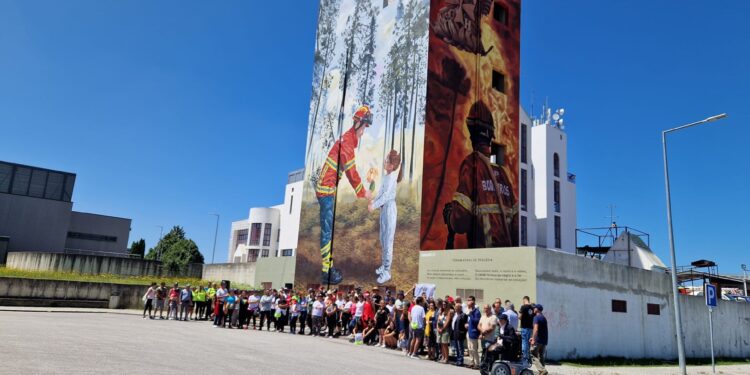 Mural em memória do grande incêndio de 15 de Outubro de 2017 não deixa ninguém indiferente em Oliveira do Hospital